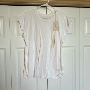 Short sleeve white tshirt.